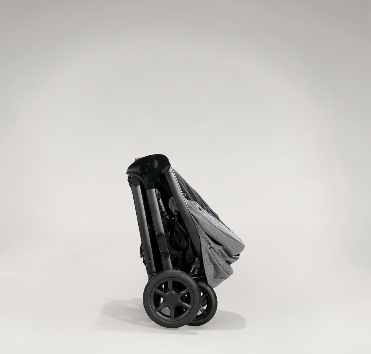 Mama Pato, tienda online de productos para bebés - Carrito Joie Signature Finiti Color Carbon: Silla paseo + Burbuja lluvia